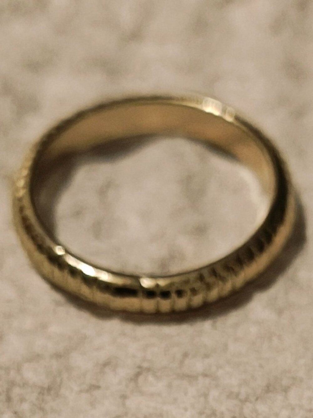 Gold plated ring ribbed vertically textured groove surface size 7.5